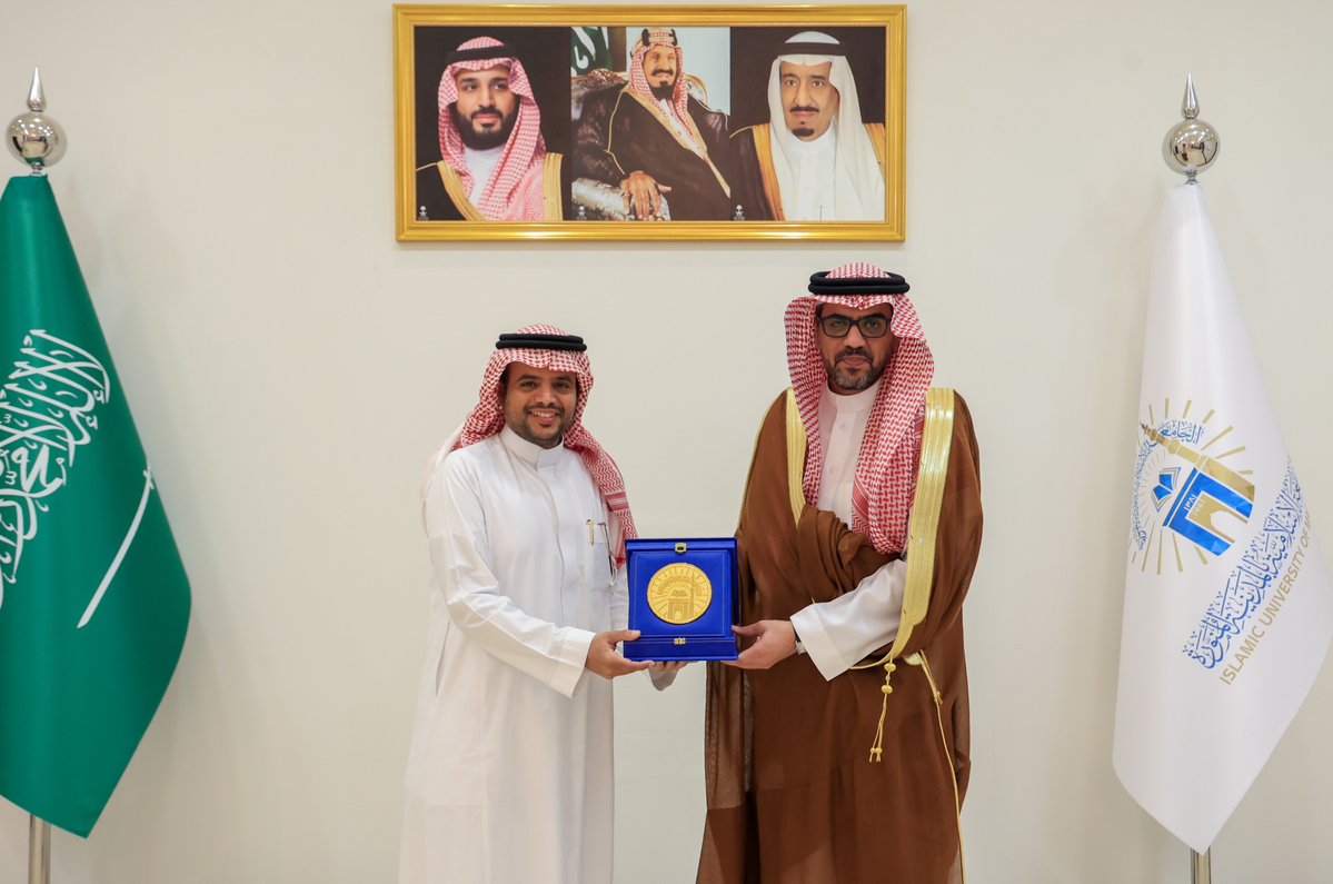 رئيس الجامعة الإسلامية يكرم مدير الوعي الفكري في الأمانة العامة لمجلس شؤون الجامعات